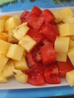 Una foto de Ensalada de tomate, piña y naranja