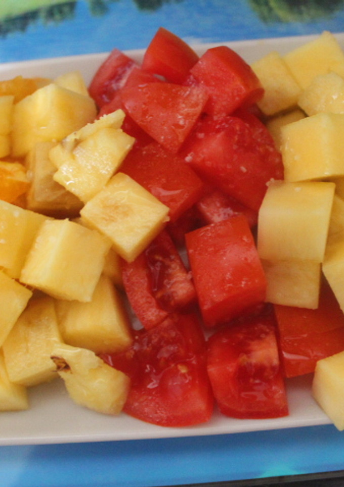 Una foto de Ensalada de tomate, piña y naranja