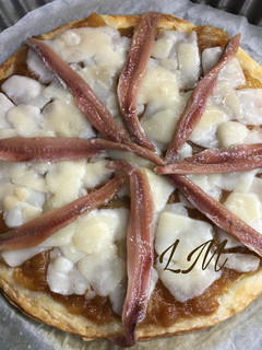 Una foto de Tosta de hojaldre con cebolla caramelizada, queso parmesano y anchoas