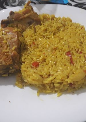 Una foto de Arroz con pollo y azafrán