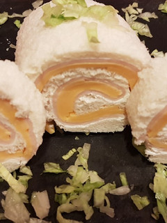 Foto principal de Canapés de pan de molde con pechuga de pavo y queso cheddar
