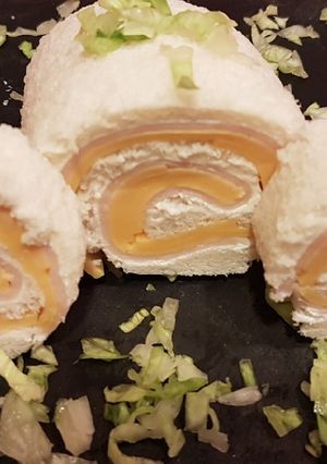 Foto principal de Canapés de pan de molde con pechuga de pavo y queso cheddar