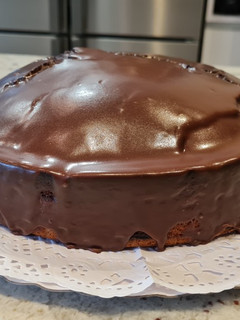 Una foto de Bizcocho de leche condensada y cacao con cobertura de chocolate