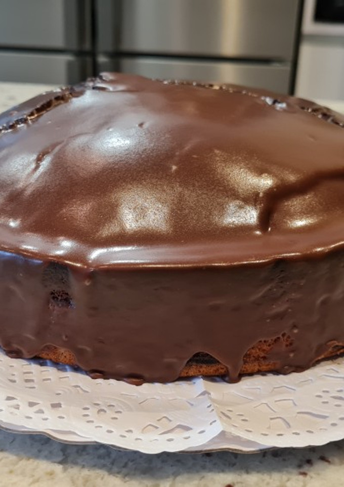 Una foto de Bizcocho de leche condensada y cacao con cobertura de chocolate