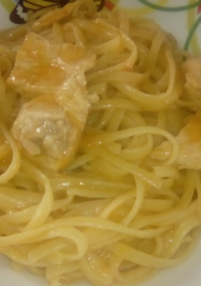 Una foto de Spaguettis con pollo