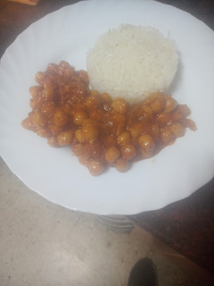 Una foto de Garbanzos refritos con salsa boloñesa y arroz blanco