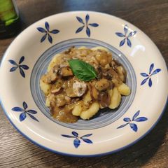 A picture of Creamy mushroom pasta.