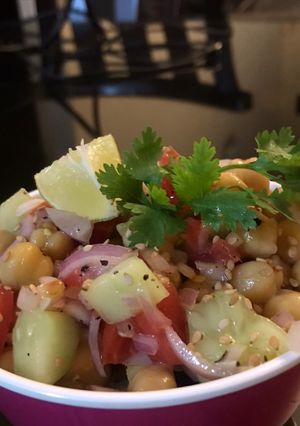 A picture of Chickpeas Green Salad.