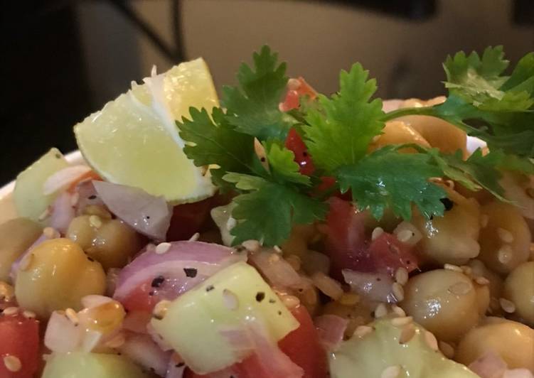 Simple Way to Make Homemade Chickpeas Green Salad