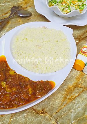 Dambu & miyar dankali da salad ainihin hoton girkin