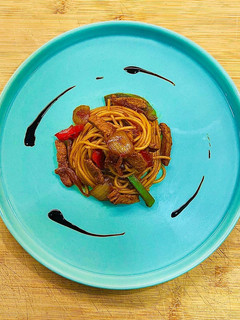 Una foto de “Fideos” chinos con verduras y ternera
