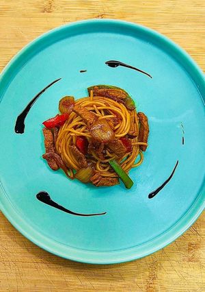 Una foto de “Fideos” chinos con verduras y ternera