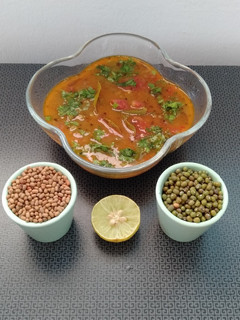 રસાવાળા મગ અને મઠ (Rasavala Moong Moth Recipe In Gujarati) રેસીપી મુખ્ય ફોટો