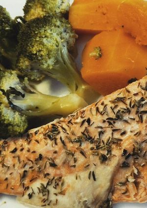 Una foto de Salmón a la parrilla con verduras