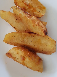 A picture of Baked potato wedges.