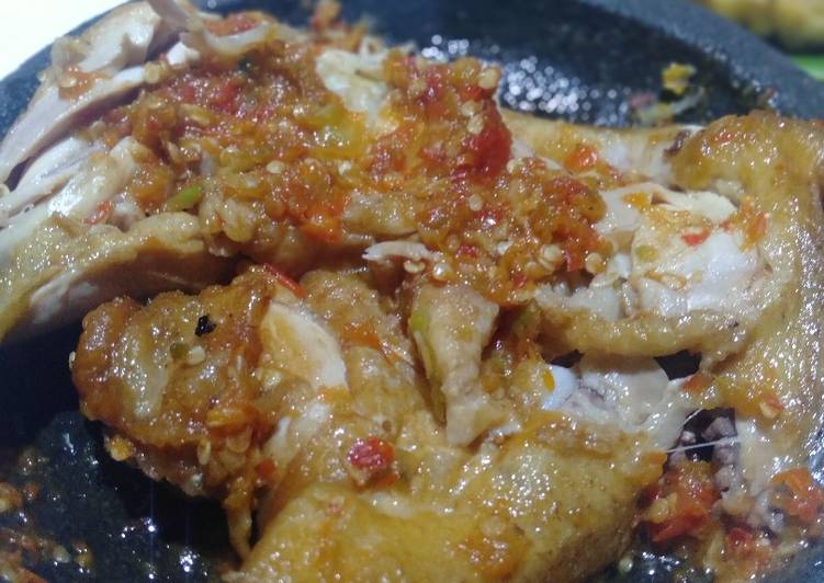 Langkah Mudah untuk Membuat Ayam penyet yang Menggugah Selera