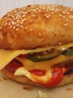 Gluténmentes házi dupla sajtburger recept fotója