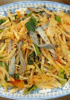 Hình của món Sá sùng (sâu đất) xào su hào.