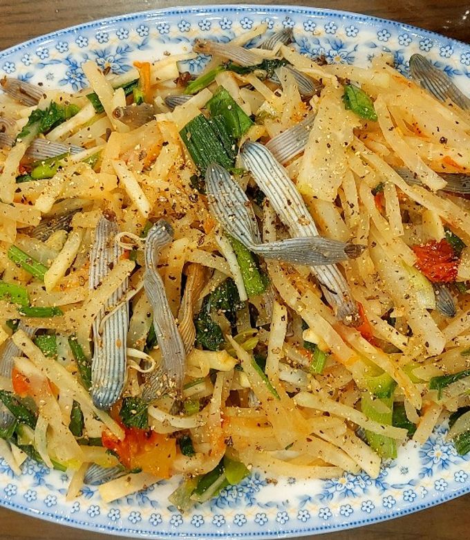 Hình của món Sá sùng (sâu đất) xào su hào.