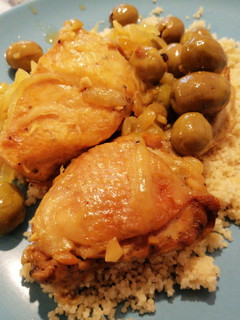 Una foto de Tajín de pollo con limones confitados y aceitunas