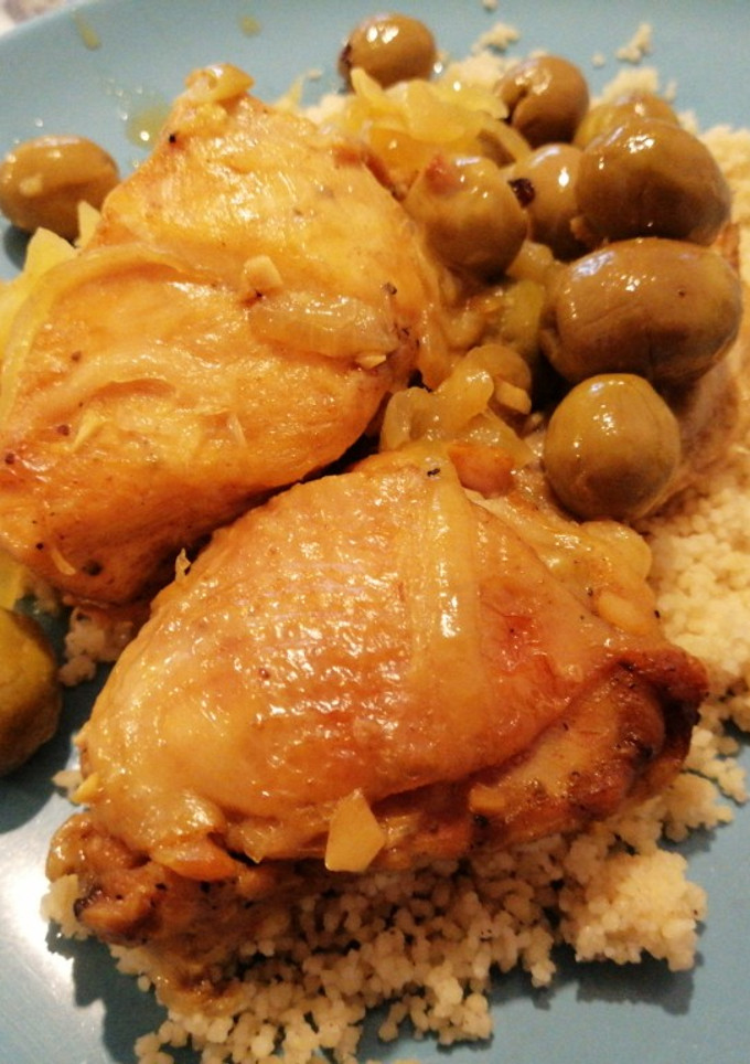 Una foto de Tajín de pollo con limones confitados y aceitunas