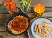 Una foto de hummus pepino