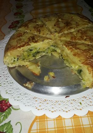 Una foto de Tortilla de papas rellena de zapallitos y muzzarella