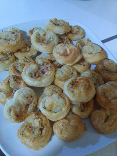 Una foto de Mini palmeras de queso y pavo a lo provenzal