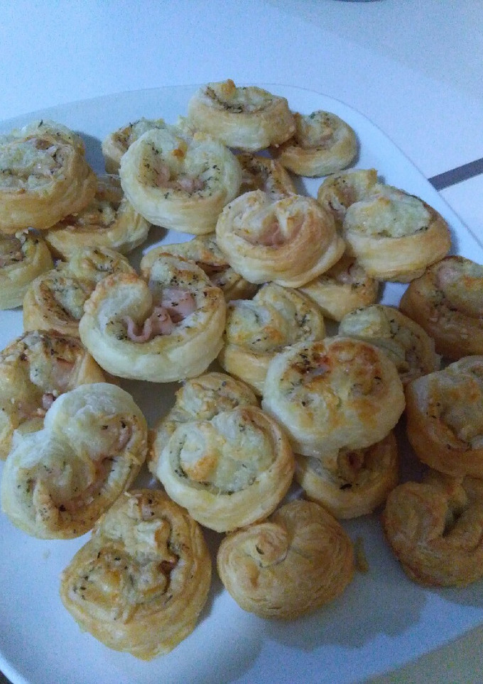 Una foto de Mini palmeras de queso y pavo a lo provenzal
