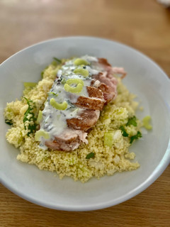 Una foto de Pollo hindú con salsa de yogur y tabulé verde - Receta de Batch Cooking