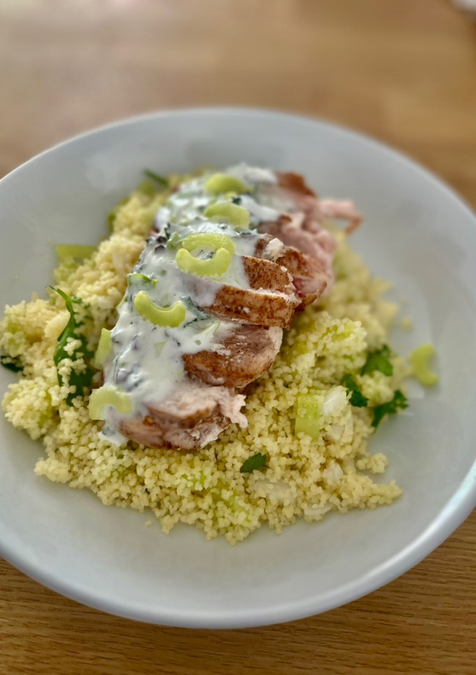 Una foto de Pollo hindú con salsa de yogur y tabulé verde - Receta de Batch Cooking