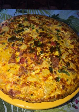 Una foto de Tortilla de papa con chorizo colorado!!