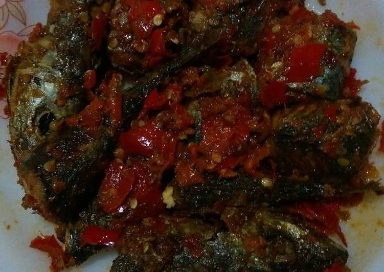 Cara mudah Menyiapkan Kembung Balado Iris Kecil yang Menggugah Selera