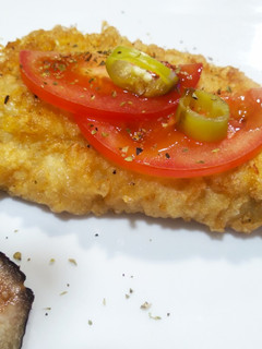 Una foto de Boquerones rebozados con tomate, salsa de ostras y guindilla