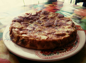 Una foto de Tortilla española con longaniza y un toqué de albahaca