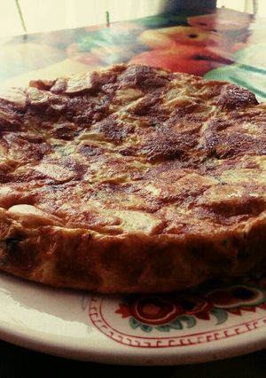 Una foto de Tortilla española con longaniza y un toqué de albahaca
