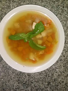 Una foto de Sopa de verdura en un fondo claro