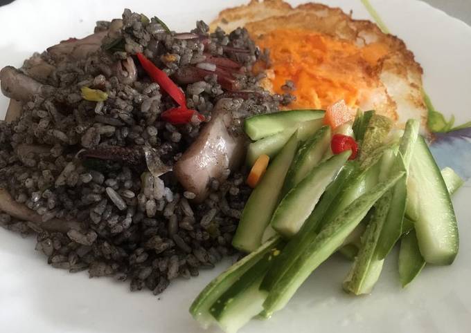 Ini dia! Bagaimana cara bikin Nasi goreng cumi hitam / cumi tinta yang nikmat