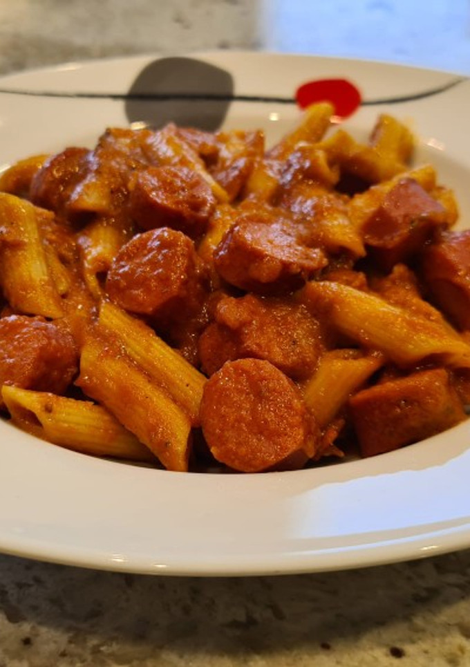 Una foto de Macarrones con salchichas y bacon