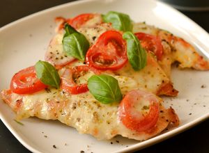 Mozzarellás paradicsomos (caprese) csirkemell recept fotója