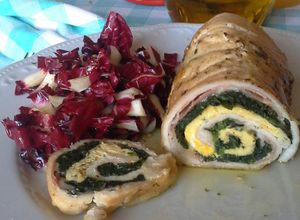 Foto di Rotolo farcito con fettine sottili di petto di pollo