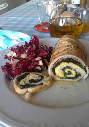Foto di Rotolo farcito con fettine sottili di petto di pollo