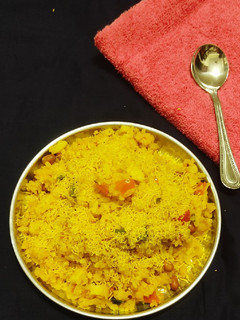 કાંદા બટાકા પૌવા (Kanda Bataka Poha Recipe In Gujarati) રેસીપી મુખ્ય ફોટો