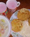 Caldito de huevo, arepas con queso, suero, malteada de fresa 💯❤