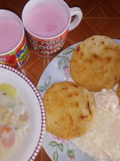 Una foto de Caldito de huevo, arepas con queso, suero, malteada de fresa 💯❤