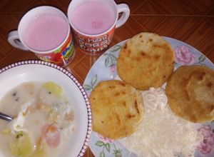 Una foto de Caldito de huevo, arepas con queso, suero, malteada de fresa 💯❤