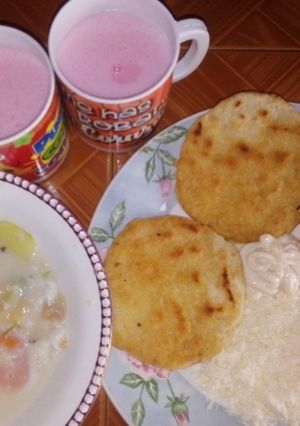 Una foto de Caldito de huevo, arepas con queso, suero, malteada de fresa 💯❤