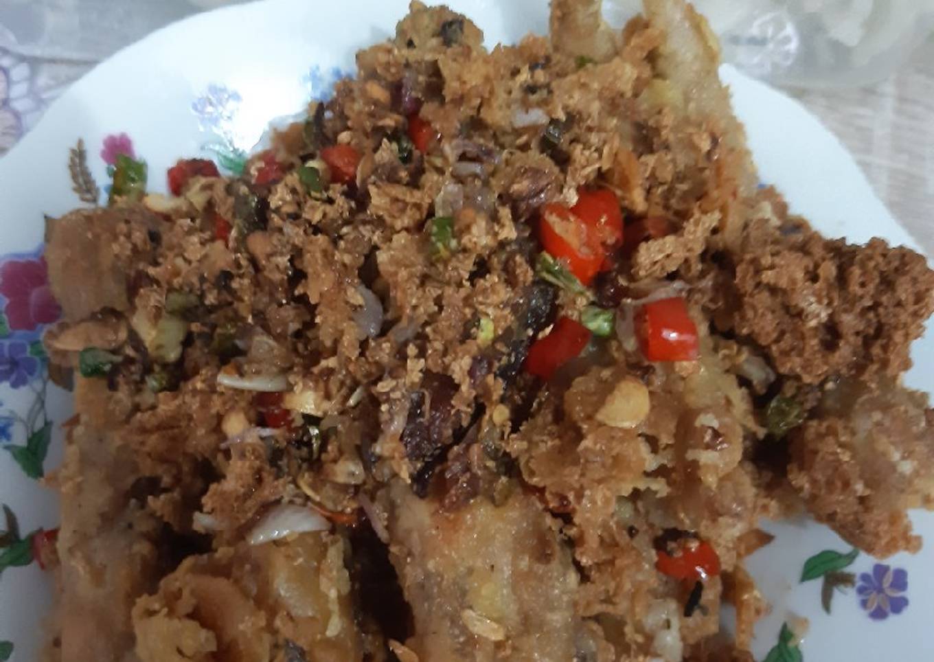 Ceker ayam dan ikan tongkol crispy lada garam
