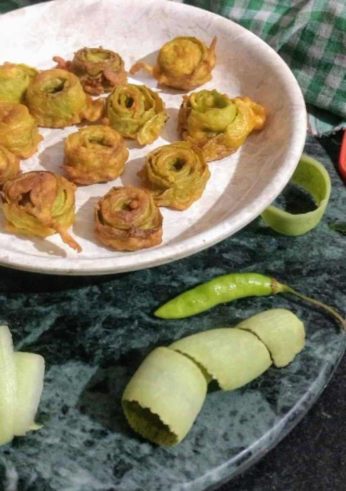 लौकी के छिलके के पकौडे रेसिपी मुख्य फोटो