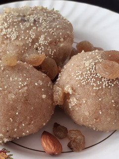 ચુરમાના લાડુ(ladu recipe in gujarati) રેસીપી મુખ્ય ફોટો